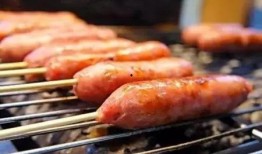 胖丁爆料烤肠怎么做视频,烤肠制作全过程，美味在家轻松享